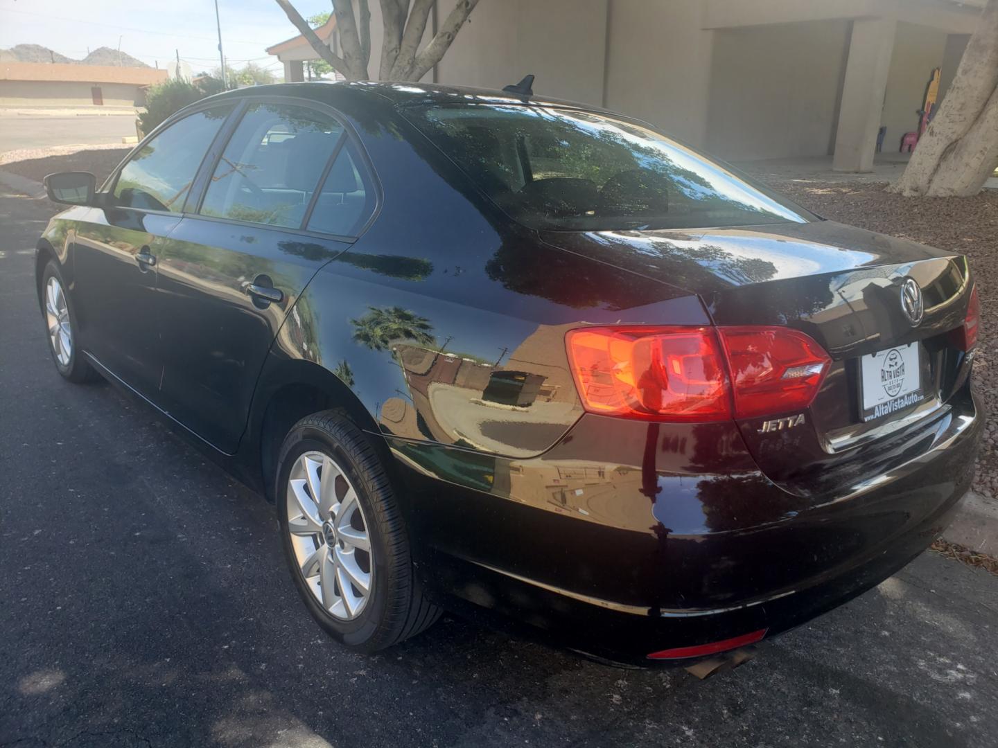 2012 /black Volkswagen Jetta SE (3VWDX7AJ6CM) with an 2.5 l5 engine, 6-Speed Automatic transmission, located at 323 E Dunlap Ave., Phoenix, AZ, 85020, (602) 331-9000, 33.567677, -112.069000 - 2012 Volkswagen Jetta,...... A True Must See!!....... No accidents, Cold AC, The car is gorgeous inside and out, Touch screen stereo/CD player, Bluetooth, satellite compatible, phone sync, power windows, power door locks, Clean Black interior Black with beautiful Black leather seats in near perfect - Photo#5